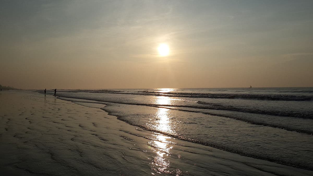 <p><em>The serenity of the beach at Digha dovetails beautifully with the devotion for Jagannath (Picture by Swarnasubarna26, Wikimedia Commons)</em></p>