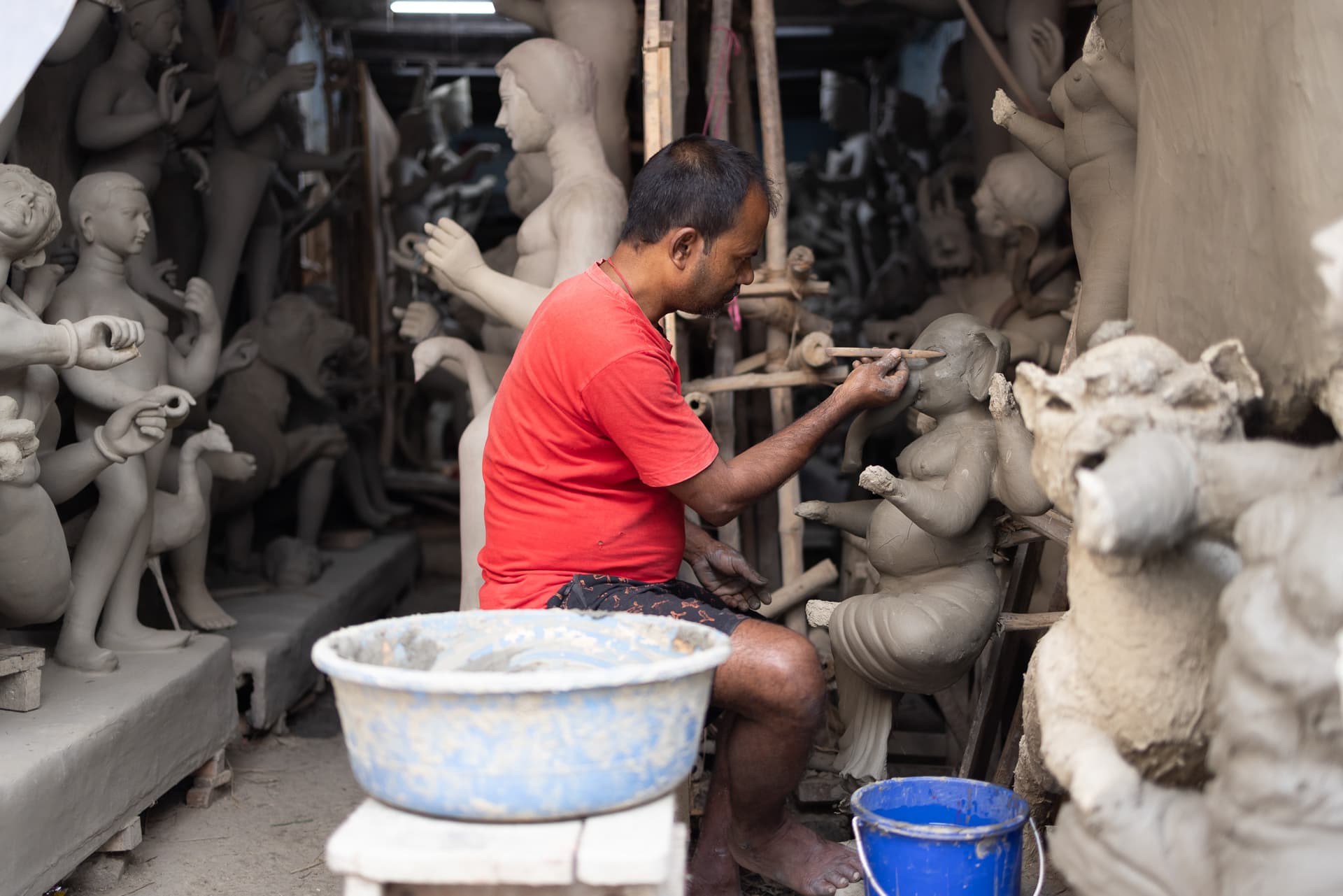 <p><em>Younger artisans are experimenting with eco-friendly materials, adapting designs for audiences far beyond Bengal. (Picture by Subham Behera)</em></p>