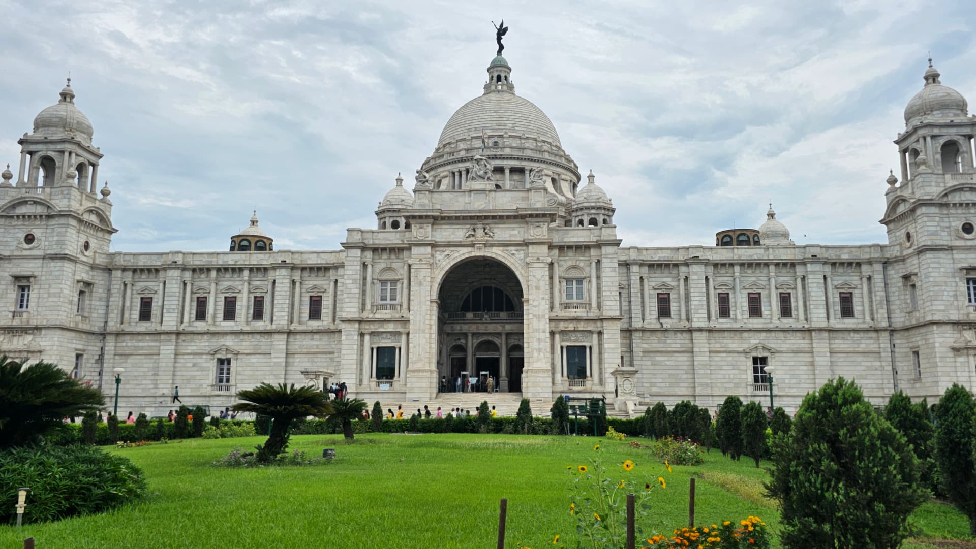 <p><em>The dazzling white Victoria Memorial Hall is a grand relic of the British Raj. (Shutterstock)</em></p>