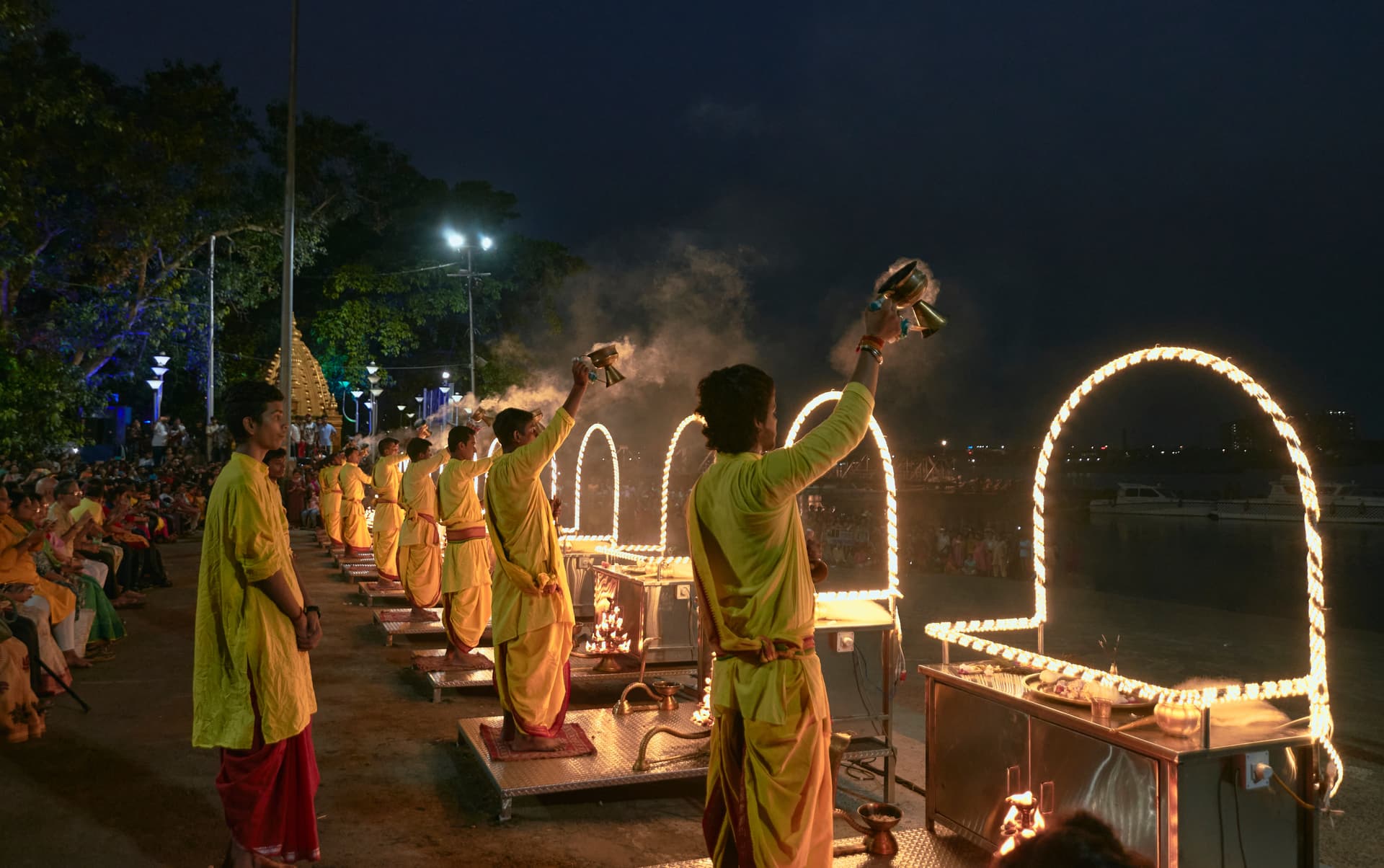 <p><em>Witness Varanasi-style aarti on the ghats of Hooghly. (Shutterstock)</em></p>