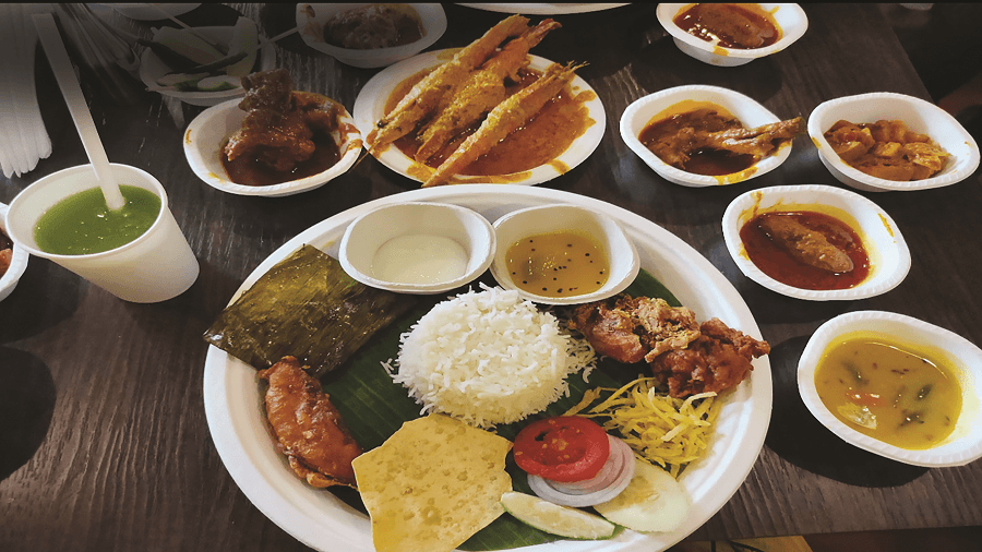 <p>A traditional Bengali lunch is a multi-course meal starting with bitters and ending with sweets.&nbsp;</p>
