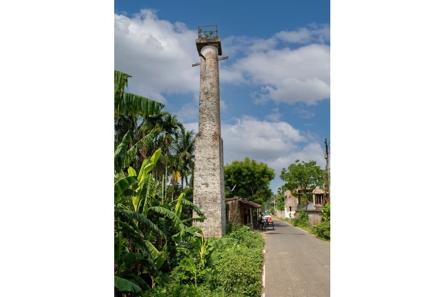<p><em>An abandoned lighthouse on the Burul-Raipur road. (Shutterstock)</em></p>