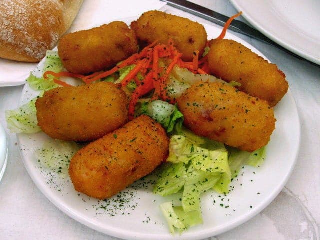 <p><em>Croquettes (Picture by deramaenrama, Wikimedia Commons)</em></p>