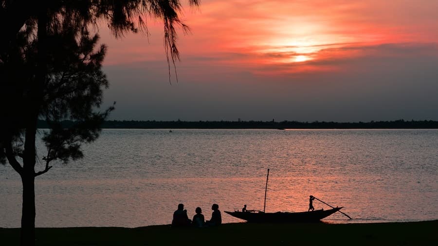 <p><em>The sun sets the horizon ablaze as it sets in Falta. (Picture by Ramen Barui123, Wikimedia Commons)&nbsp;</em></p>