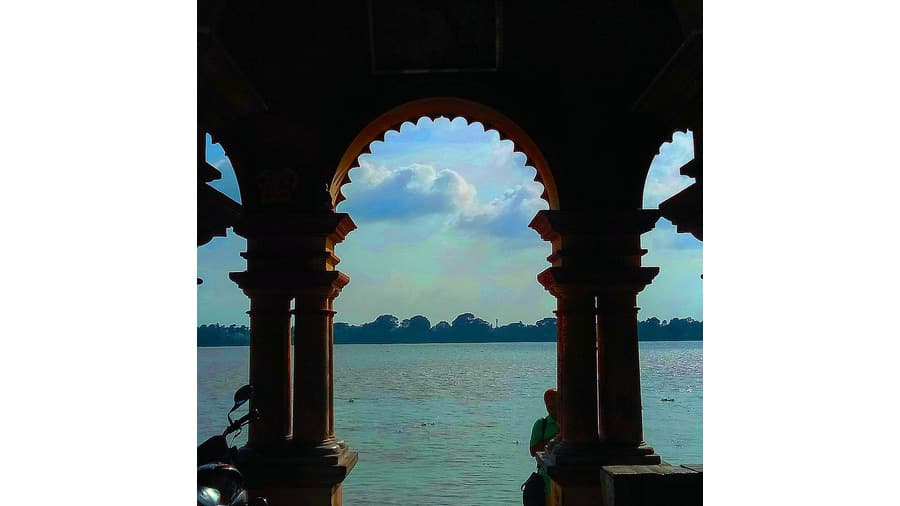<p><em>The Barrackpore Rashmoni Ghat on the river Ganga. (Picture by Arunabha Sarkar, Wikimedia Commons)&nbsp;</em></p>