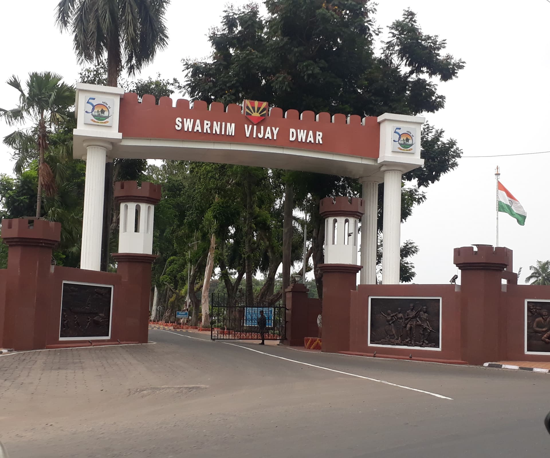 <p>One of the grand gates of Fort William in Kolkata. (Picture by Pinakpani, Wikimedia Commons)</p>