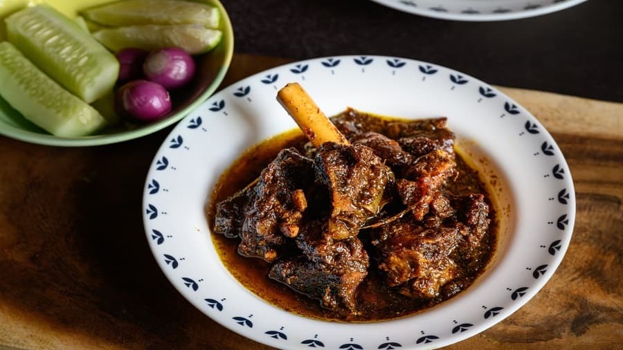 <p>Kosha Mangsho can be had with pulao or porota, or both!</p>