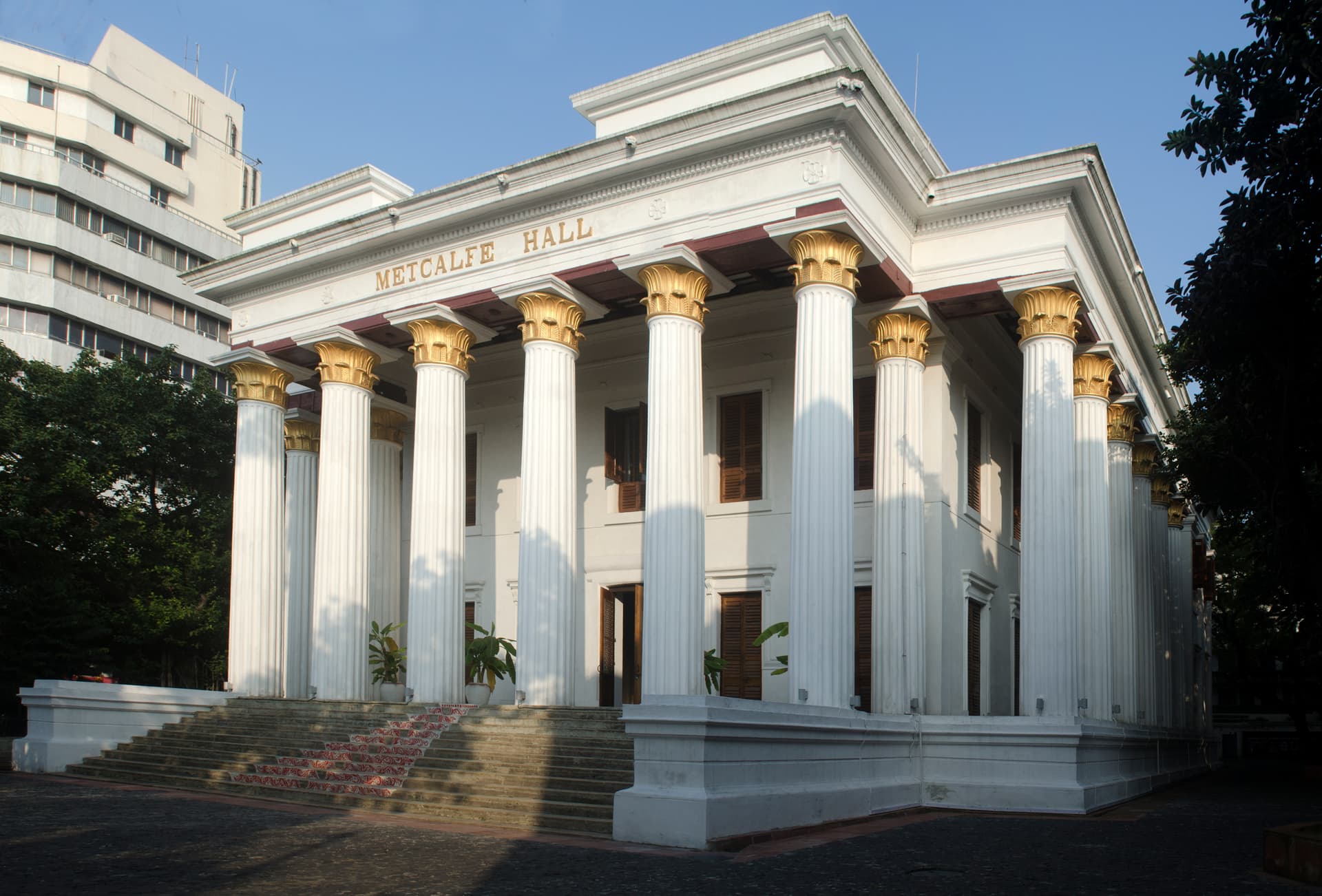 <p dir="ltr">Pillared grandeur of Metcalfe Hall. (Picture by Rangan Datta, Wikimedia Commons)</p>