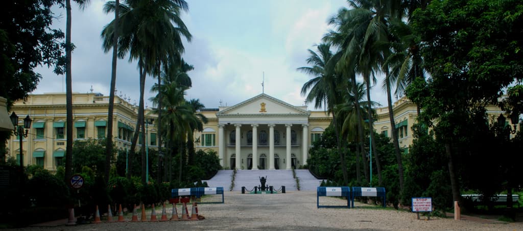 <p>The grand pillared entryway of the Governor House. (Picture by Rangan Datta, Wikimedia Commons)</p>