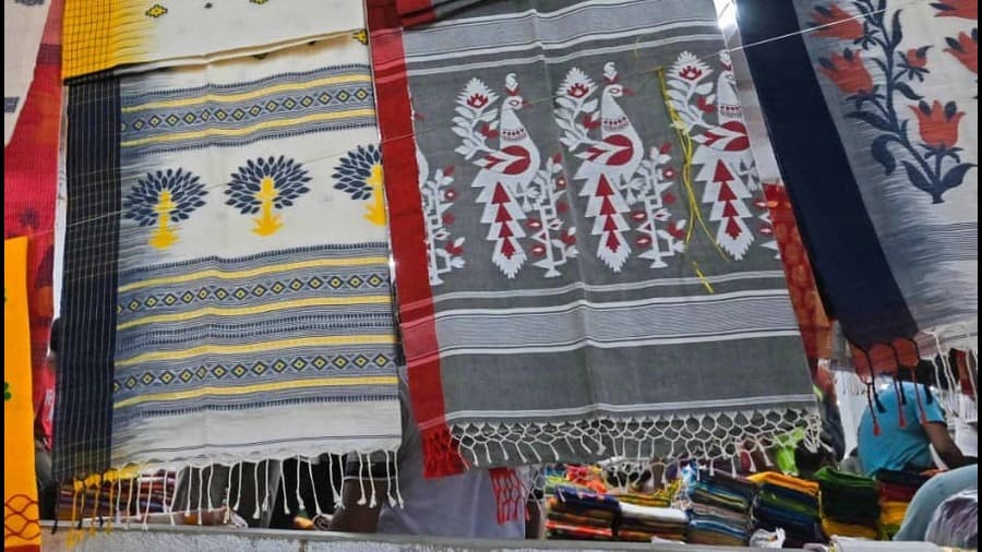 <p><em>Colourful</em> <em>handloom saris on sale.&nbsp;</em></p>
