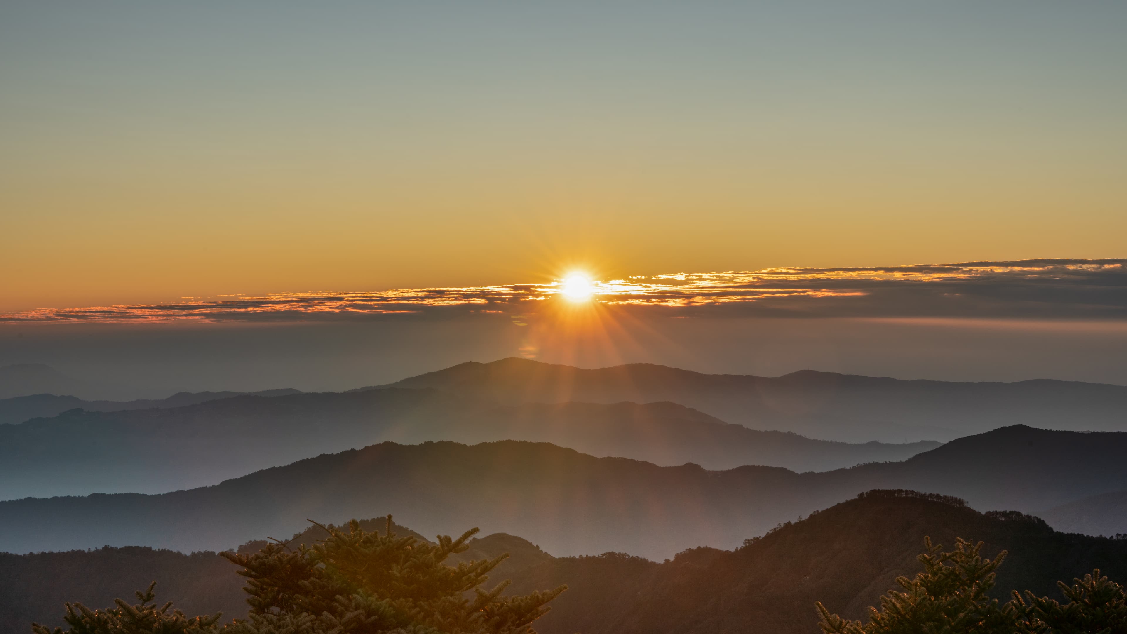 A spectacular sunrise view from Sandakphu. (Shutterstock)