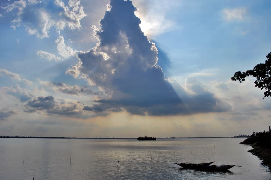 <p><em>A stunning sunset at the riverside in Raichak.</em>&nbsp;<em>(Shutterstock)</em></p>