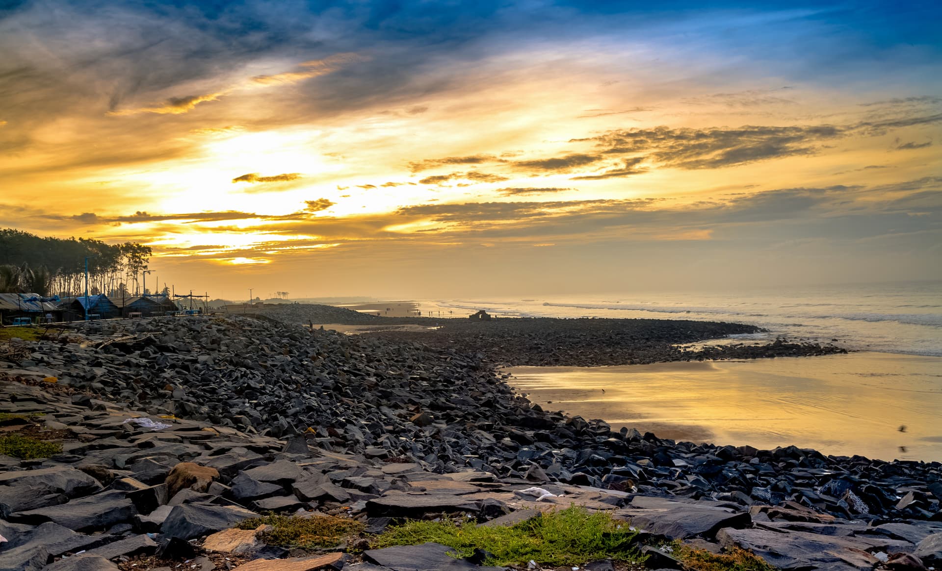 <p><em>A golden early-morning sky at Digha. (Shutterstock)</em></p>
