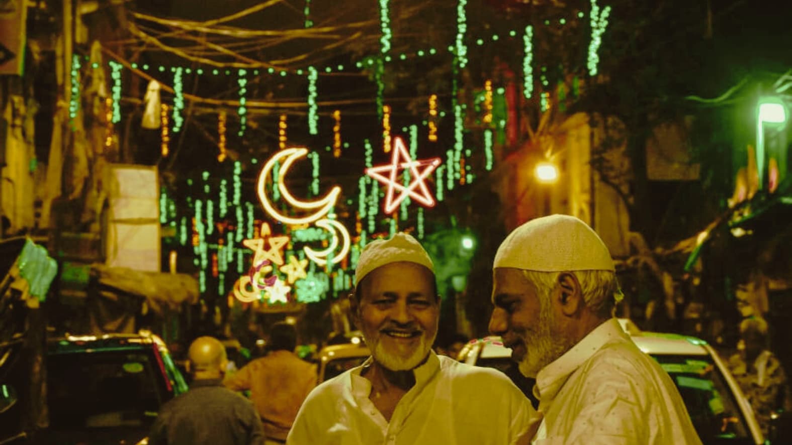 <p>White kurtas, festive smiles, and the crescent moon mark Eid.&nbsp;</p>