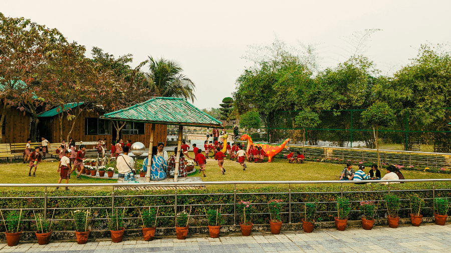 <p>Nature meets family fun and picnics at the mini zoo.</p>