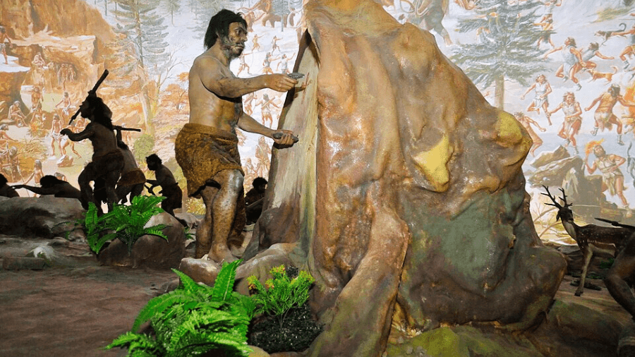 <p>Walk through time at Evolution Park, where lifelike models trace Earth’s journey from primordial life to the rise of humans. (Picture by Biswarup Ganguly, Wikimedia Commons)</p>
