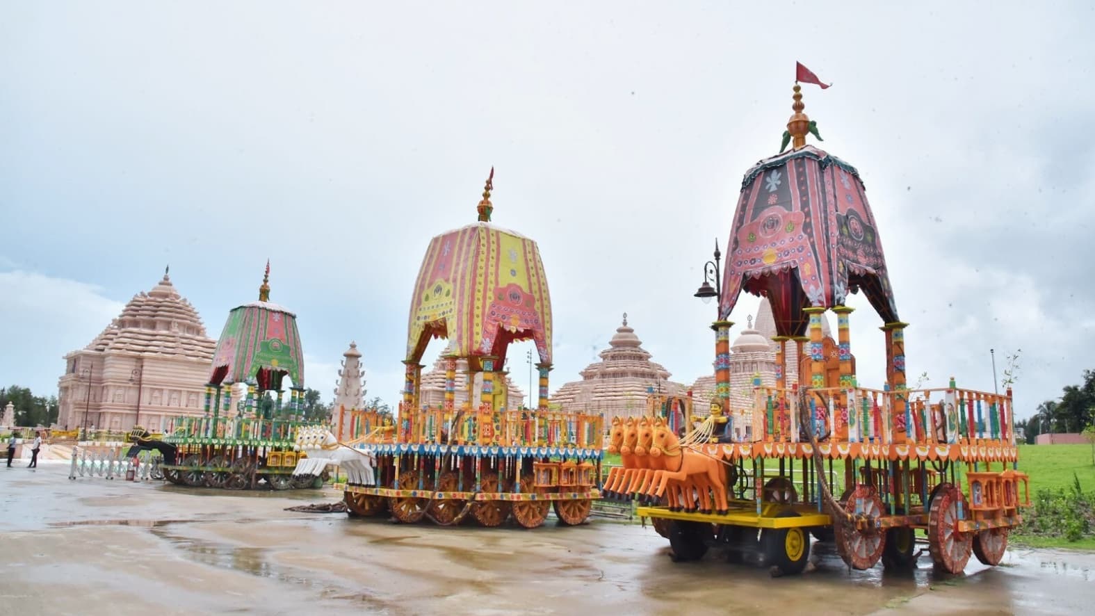 <p>The grand chariot procession at Sri Sri Jagannath Mandir Cultural Center.&nbsp;</p>