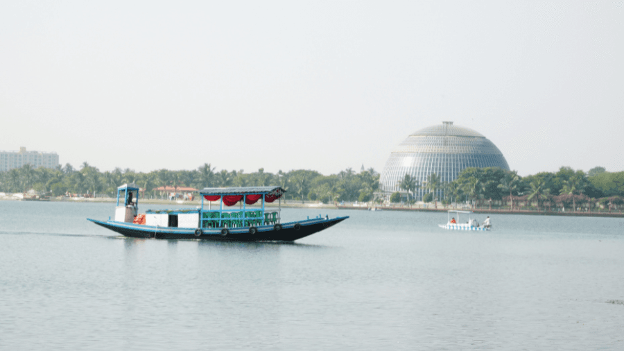 <p>Shikara rides are the best way to enjoy stunning Kolkata sunsets.</p>