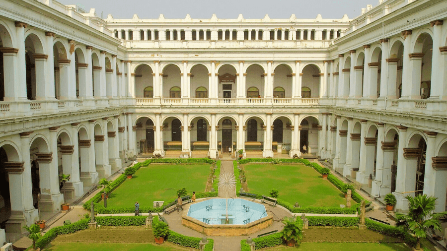 <p>35 galleries, 6 sections, countless stories — discover the grandeur of Asia's oldest museum in Kolkata. (Picture by Vyacheslav Argenberg, Wikimedia Commons)</p>