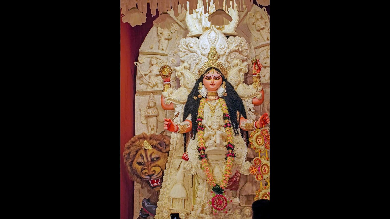 <p>Jagaddhatri Puja lights up Chandannagar with dazzling artistry and devotion.</p>