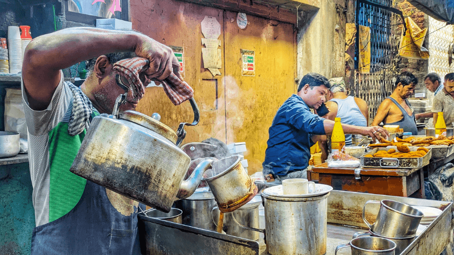 <p>Tea and toast at Chittobabur Dokan.&nbsp;</p>