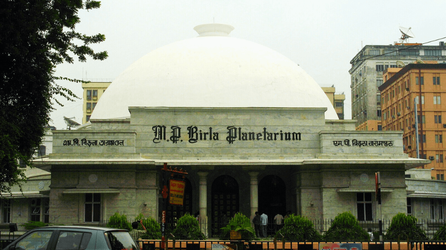 <p>Inside this dome, galaxies, planets and distant stars come alive for curious minds. (Picture by Avrajyoti Mitra, Wikimedia Commons)</p>