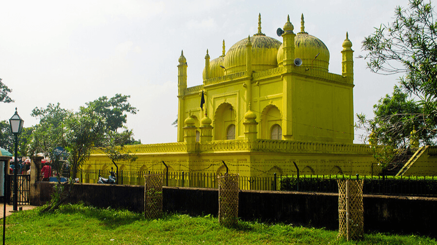 <p>The yellow-hued Zurad Masjid stands by the Bhagirathi river.</p>