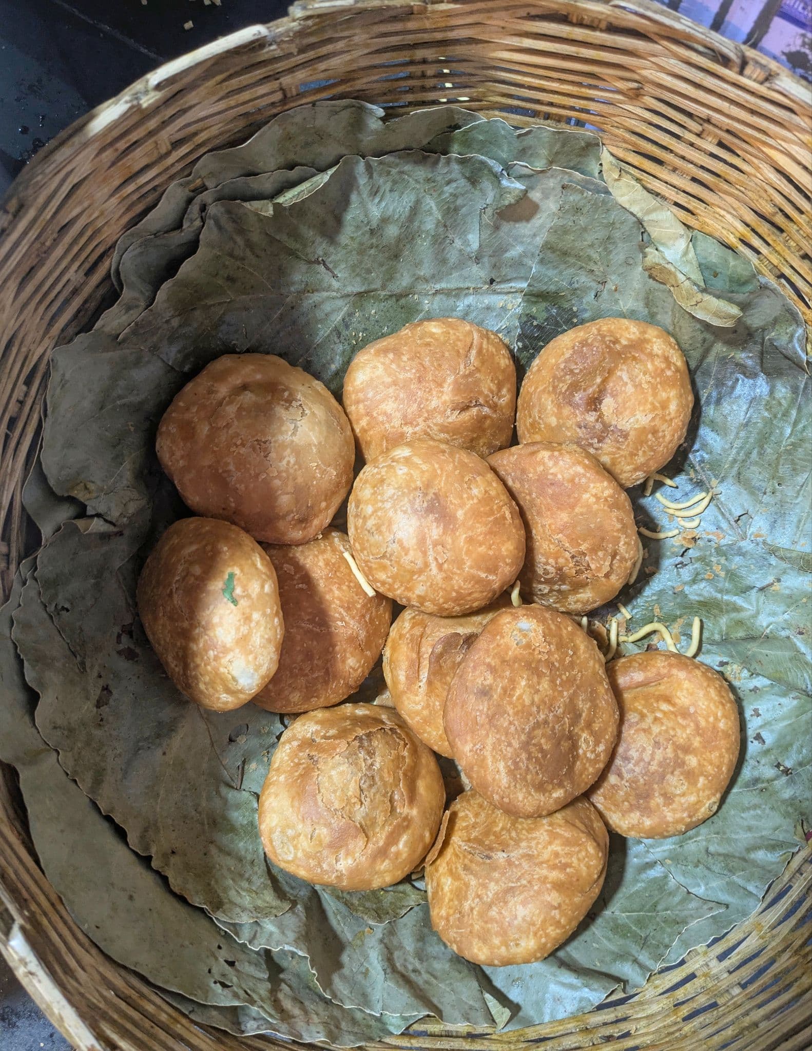 <p>Crisp and flaky khasta kochuris at Badri ki Kachori.&nbsp;</p>