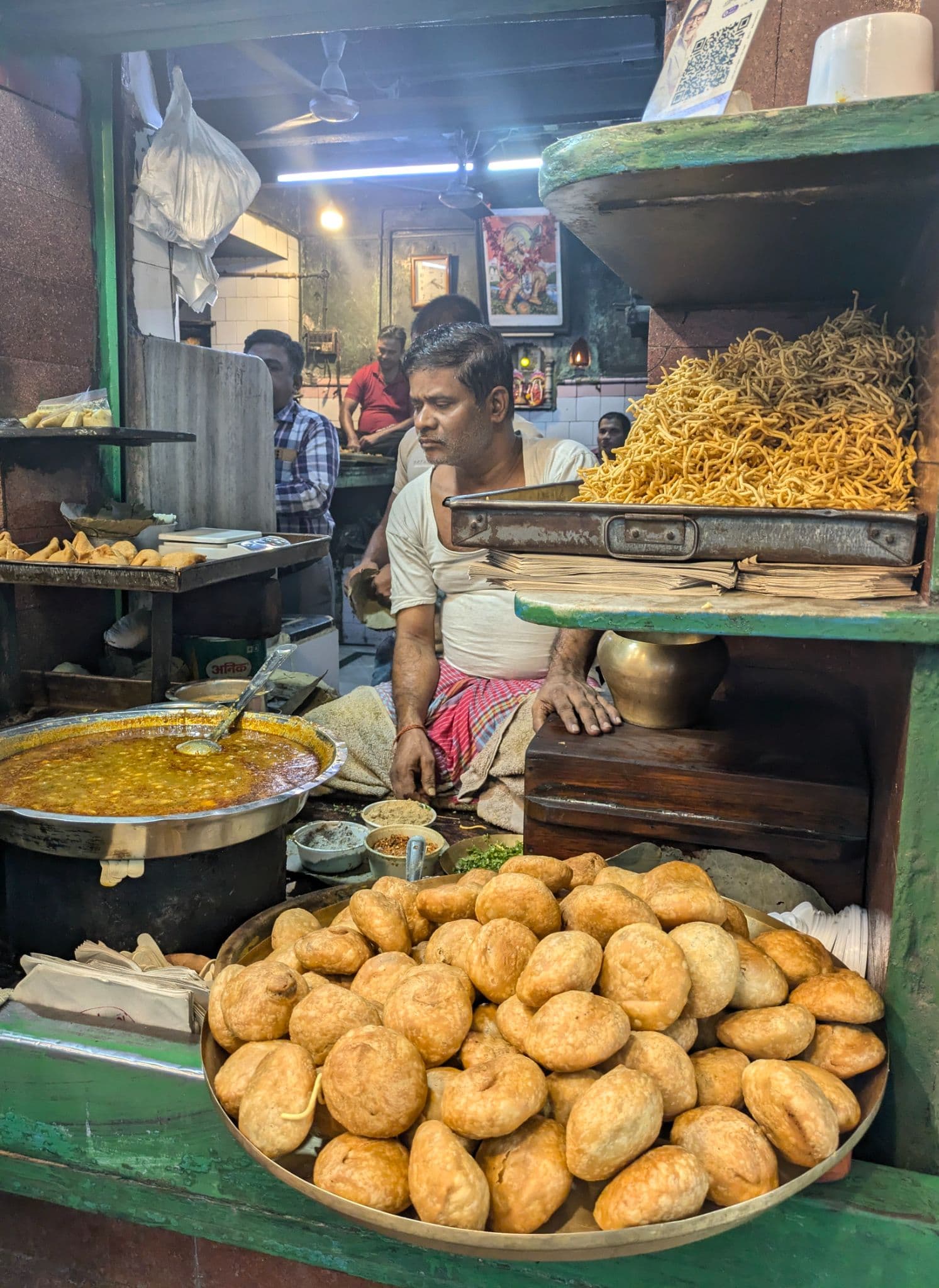 <p>The Club Kachori served hot with sabzi at Kanhaiya Kachori.</p>
