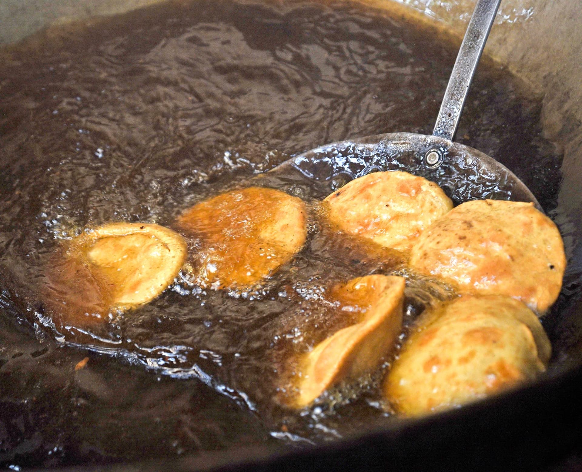 <p>Fresh kochuris sizzling in hot oil.</p>