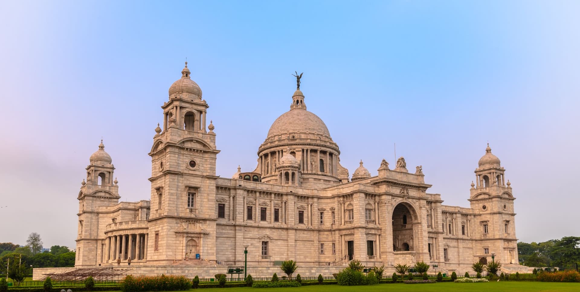 <p>The grounds of the Victoria Memorial are perfect for picnics.</p>