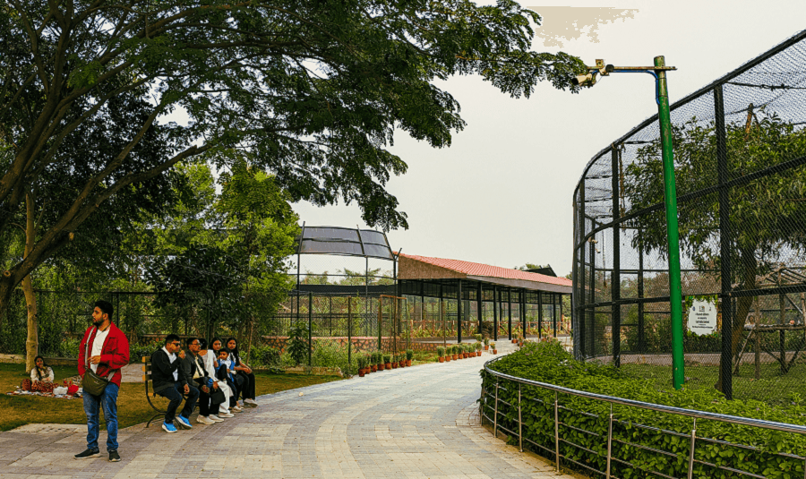<p>Wide, well-maintained pathways with ample shaded seating areas make the zoo accessible and comfortable for extended visits.&nbsp;</p>