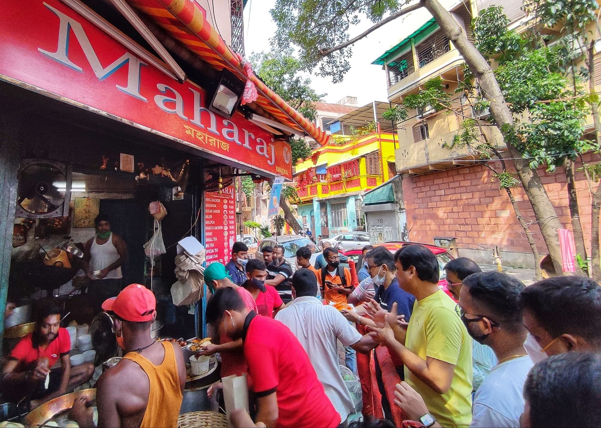 <p>Crowds gather at Maharaj for their hing kachori and torkari.&nbsp;</p>