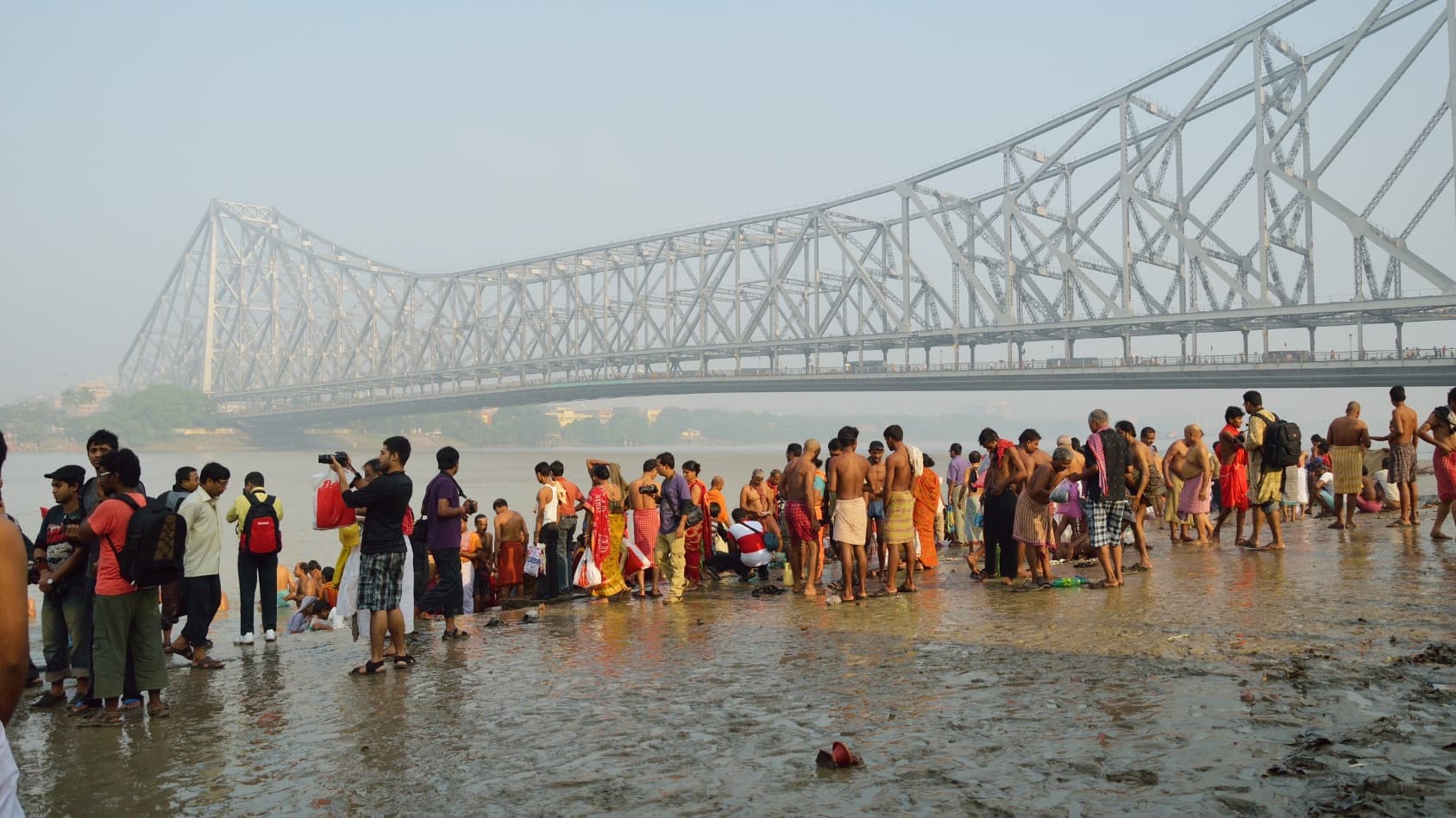 <p>Jagannath Ghat teems with people doing&nbsp;tarpan on Mahalaya morning. (Picture by Biswarup Ganguly, Wikimedia Commons)</p>