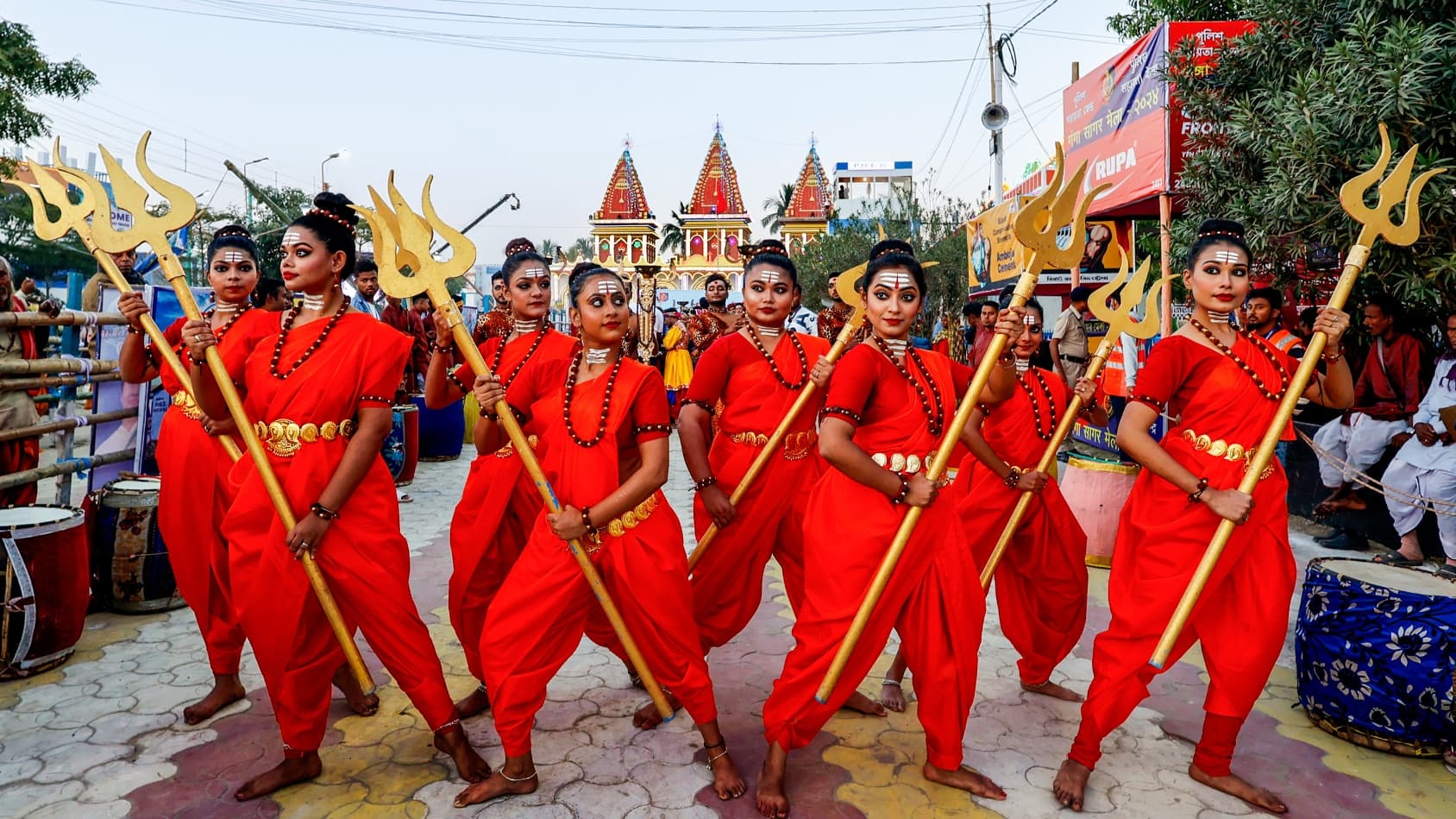 <p>Artists dressed as Shaivite warriors perform a ritual dance. (Shutterstock)</p>