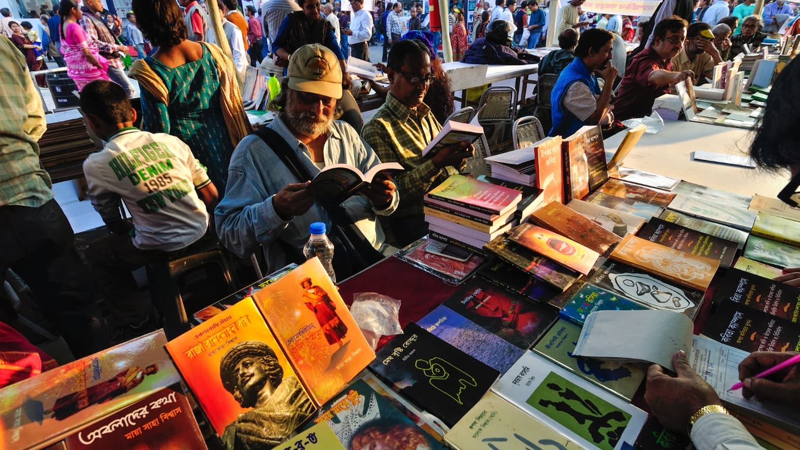 <p>Visitors wander through aisles of books from local and global publishers, capturing the fair’s festive energy. (Shutterstock)</p>