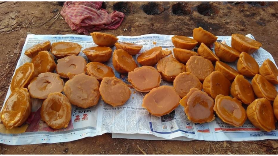 Come winter, these roundels of patali gur are a must in every Bengali household. (Picture by Daisy Majumdar)