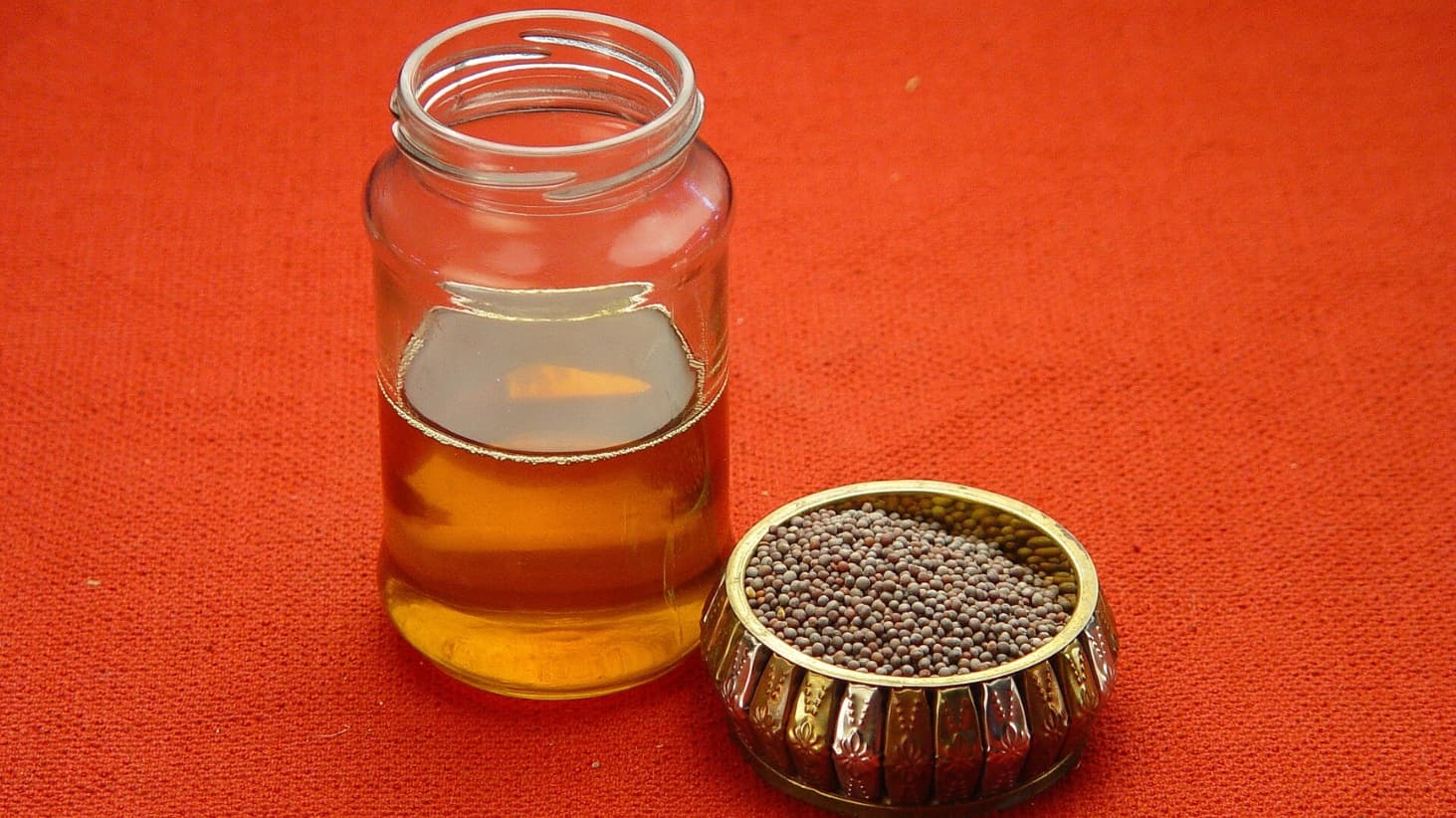 <p>Mustard oil (<em>sorsher tel</em>). (Picture by Biswarup Ganguly, Wikimedia Commons)</p>