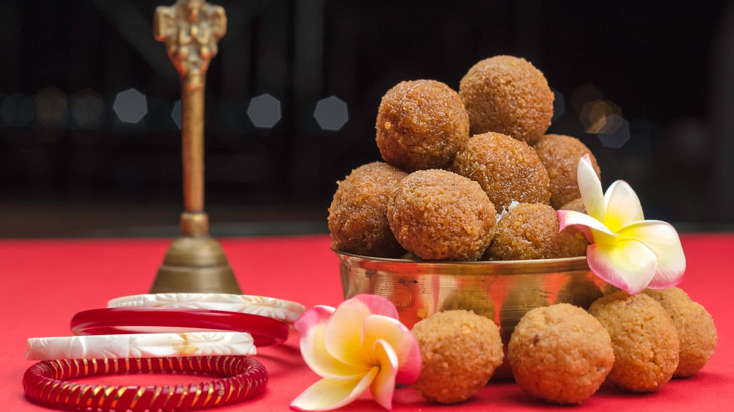 <p>Narkel naaru (coconut laddoo)</p>