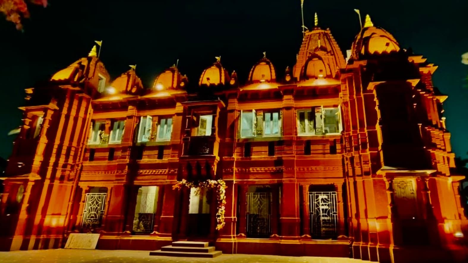 <p>Parasnath Digambar Jain Temple</p>