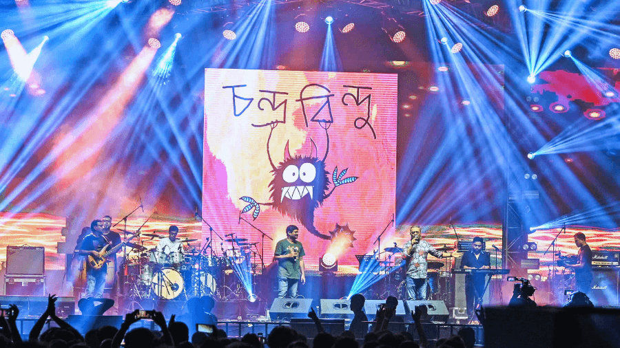 <p>Chandrabindoo commands the stage as a sea of fans reflects the pulse of Bengal’s live music scene.</p>