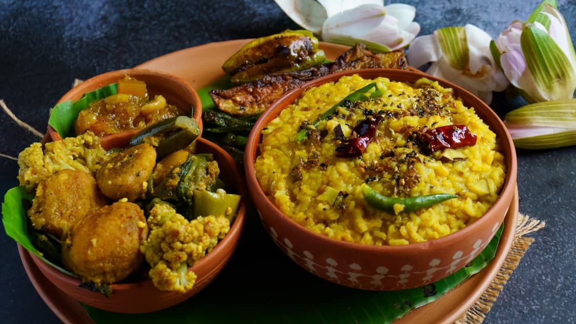 <p>Labra (left bowl), a mushy mix of vegetables. (Shutterstock)</p>