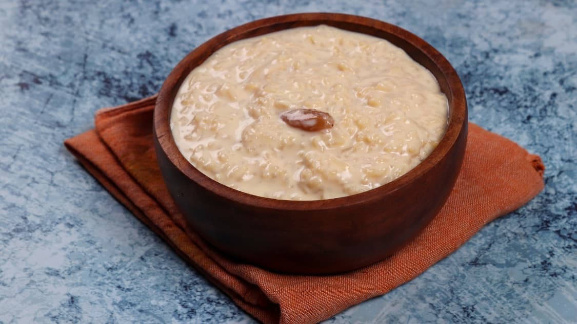 <p>The characteristic caramel flavour in payesh comes from slow reduction and gentle caramelisation. (Shutterstock)</p>