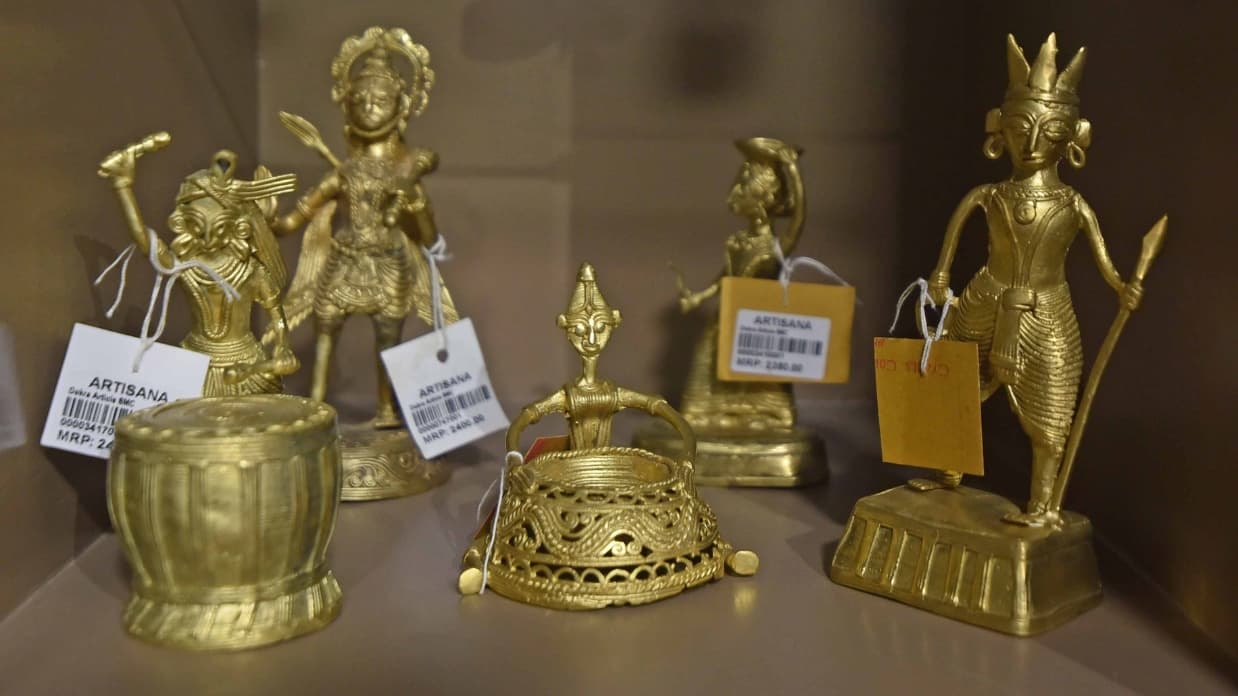 <p>A curated selection of Bengal's finest handicrafts, featuring heritage crafts created by artisan communities across the state.</p>