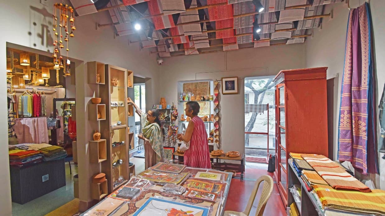 <p>Artisana celebrates not only Bengal's rich craft heritage, but also the artisans whose skills continue to keep these traditions alive.</p>